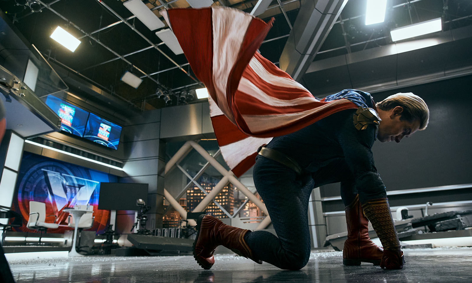 Homelander (Capitão Pátria) em ação e com sua mão no chão em cena do episódio 8 da 3ª temporada de The Boys.